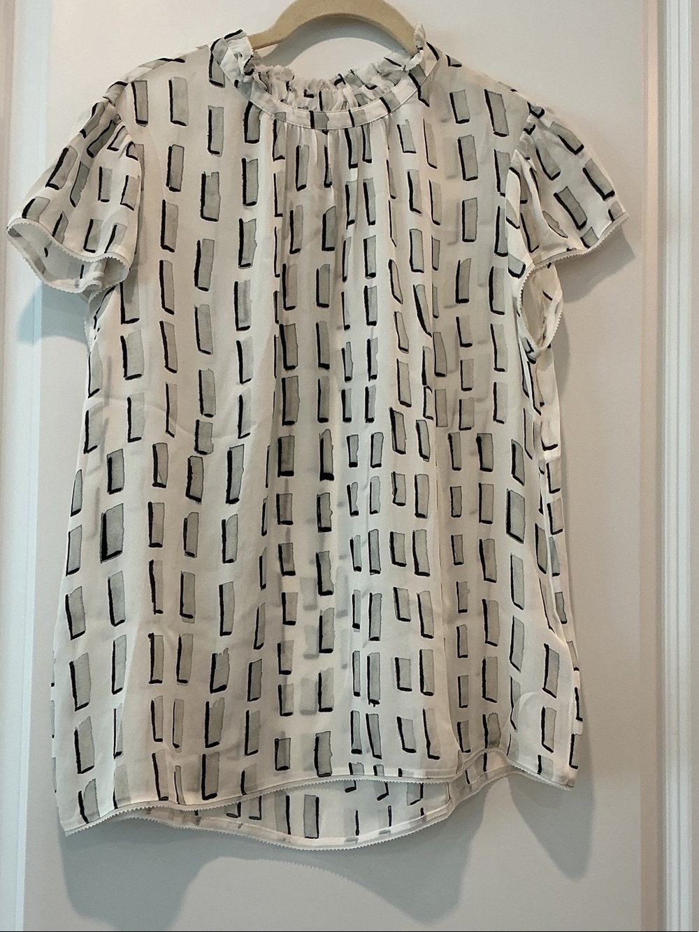 GO BY GO SILK Short Sleeve Geometric Print Blouse